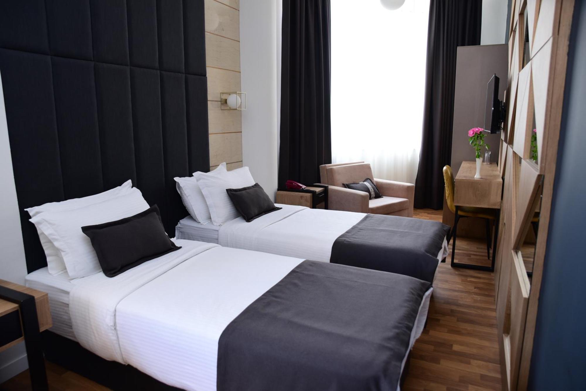 Hotel Comfort Tirana Rum bild