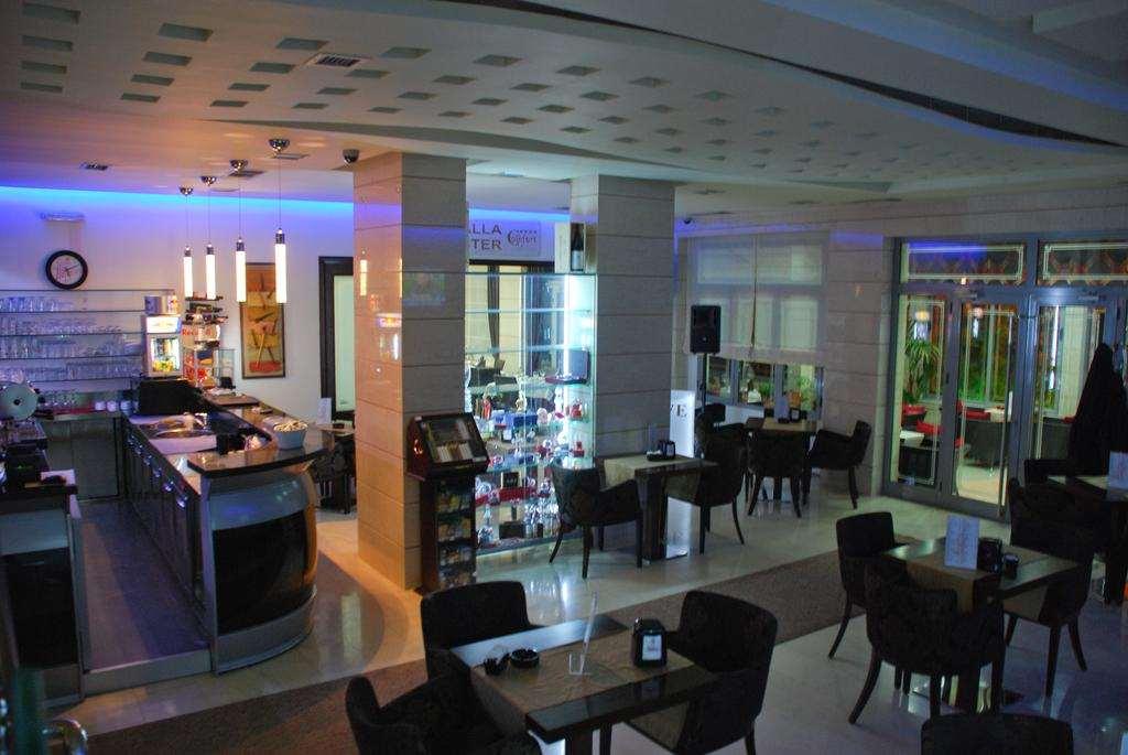 Hotel Comfort Tirana Restaurang bild